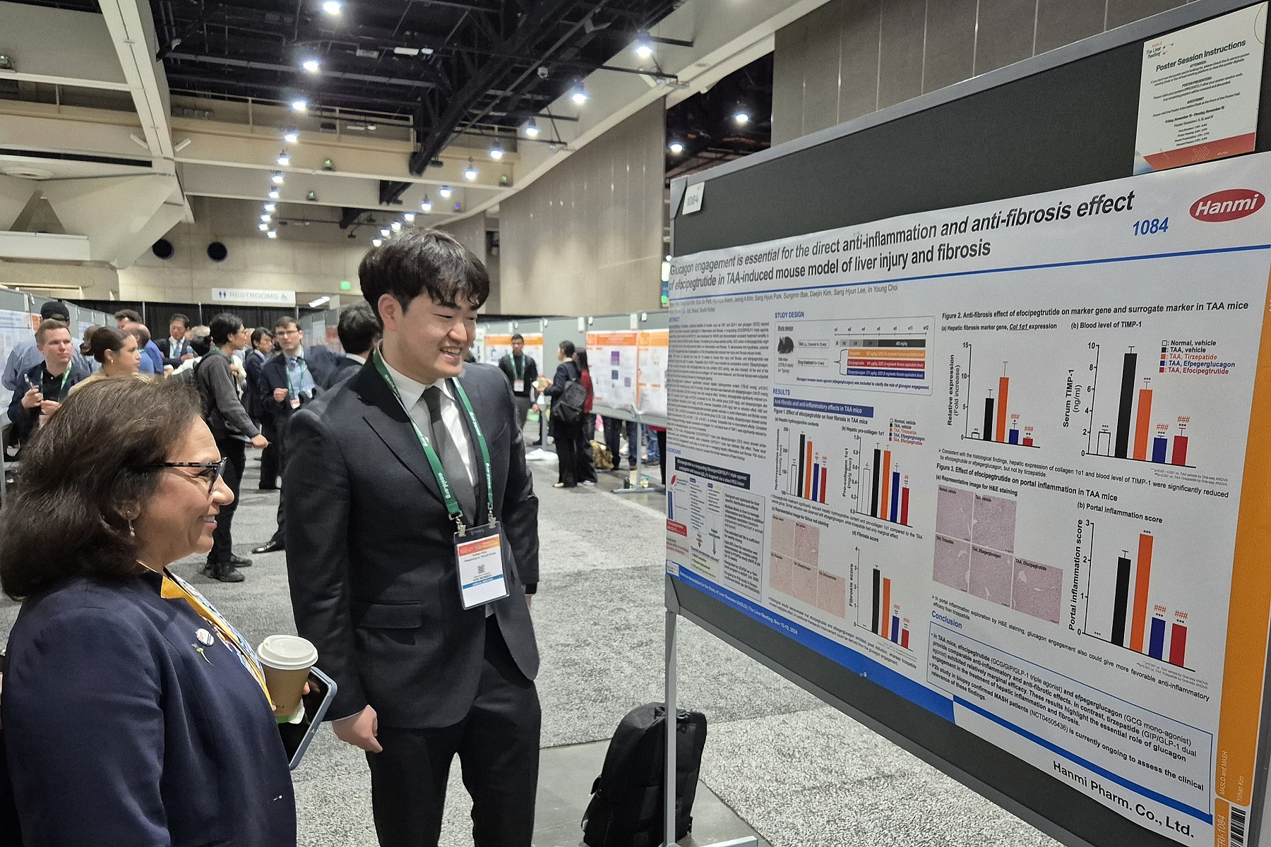 Researcher Yohan Kim (right) from Hanmi Pharm R&D Center explaining research findings on efocipegtrutide to Dr. Manal F. Abdelmalek, a leading global authority in MASH research, at the AASLD conference in San Diego on November 15 (PST).