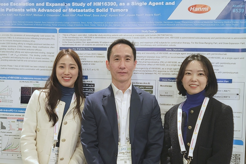 Dr. Jongchul Park (center), professor at the Head and Neck Cancer Center at Harvard Medical School, Massachusetts General Hospital (MGH), and principal investigator for the Phase 1 clinical trial of HM16390, posed with members of Hanmi’s ONCO Clinical Team, Sooa Jung (right) and Subin Kim (left), at SITC 2025.