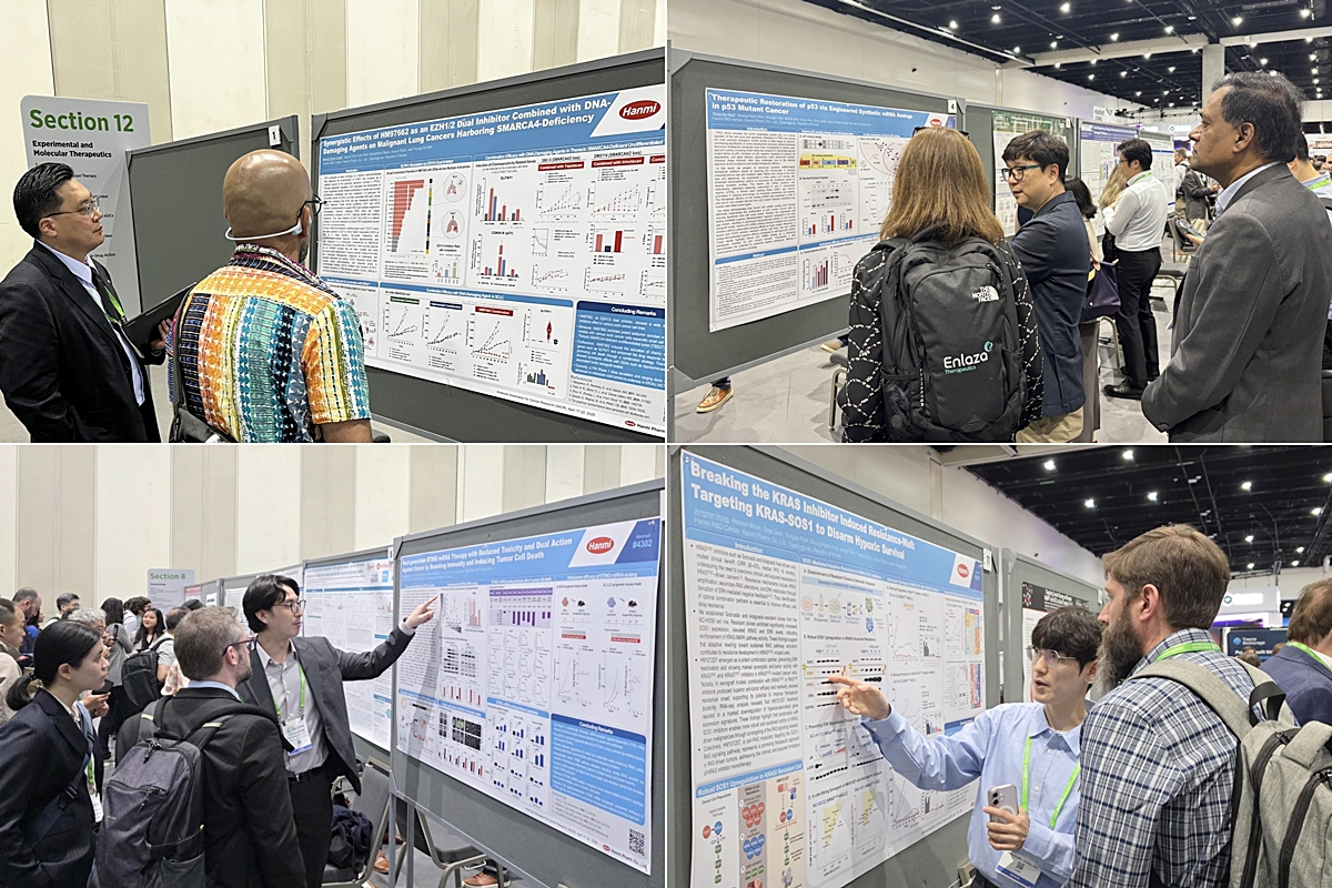 Researchers from Hanmi’s R&D Center explain poster presentations featuring innovative oncology drug research results to attendees at AACR 2026, held in San Diego, USA, from April 17 to 22 (local time).
